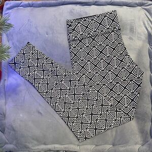 BS PINK Geometric Black and White Leggings